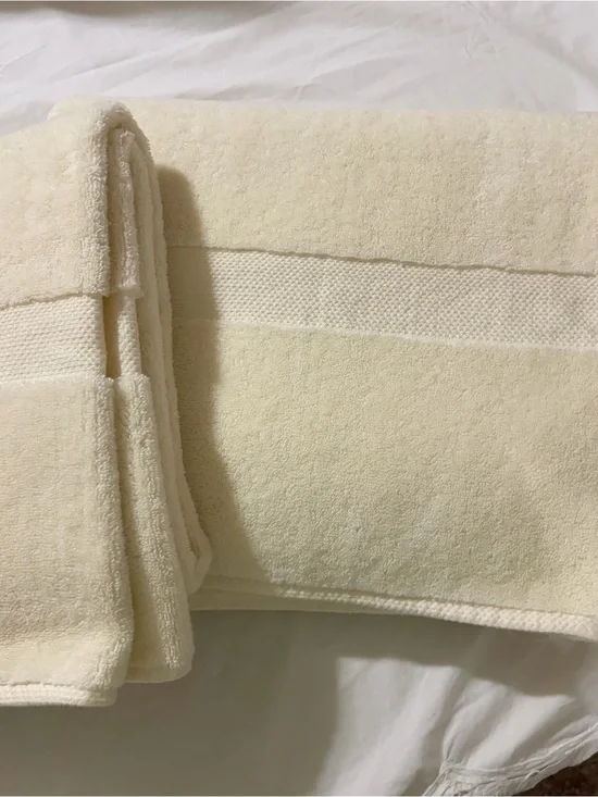 2 large Ralph Lauren bath towels
