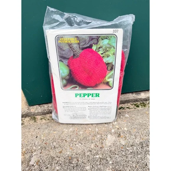 Annie's Attic Pepper‎ Vegetable Potholder Crochet Kit 337 Vintage Red Green Yarn