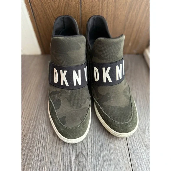 DKNY Camouflage Wedge Sneakers Women's Size‎ 8.5 M Green Suede Comfort