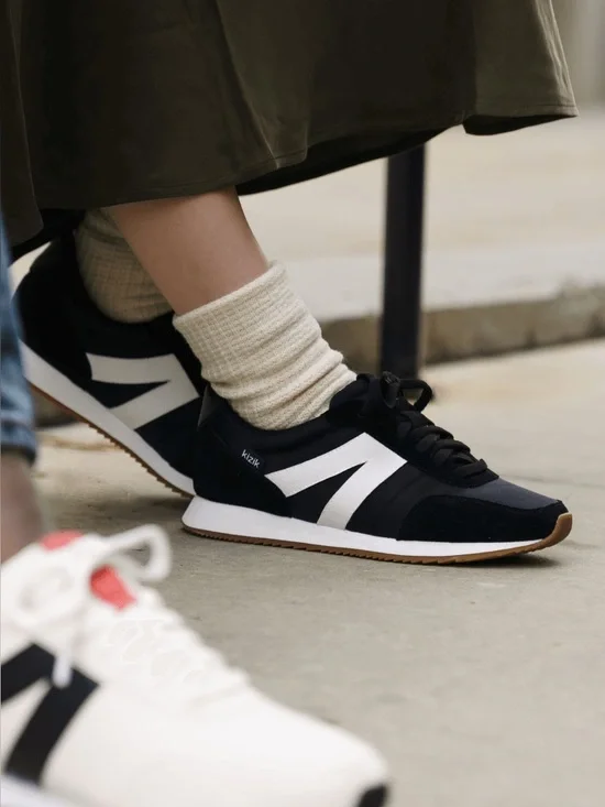 Kizik Milan Black and White Suede Hands-Free Sneakers Unisex Size 11.5 Women’s