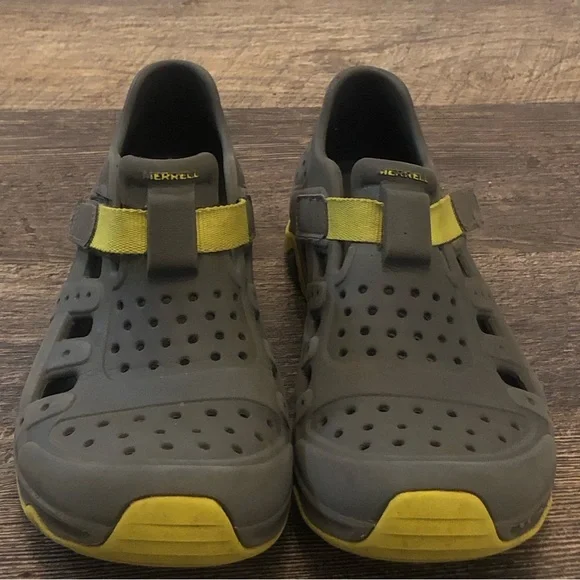 Hydro Canyon Sandals. Merrell. Size 4. Water shoes.