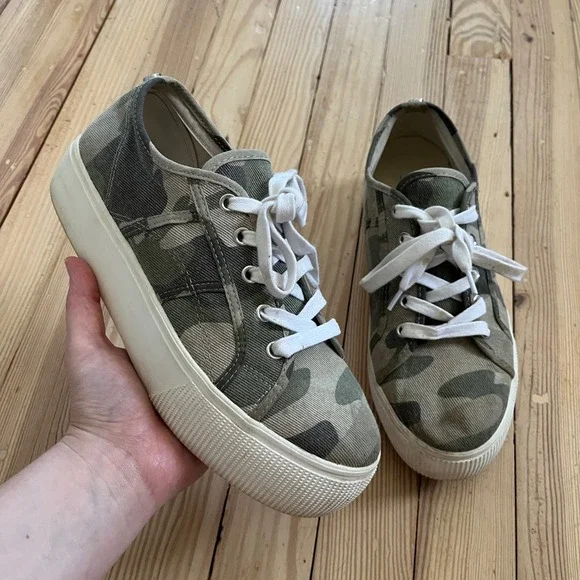 Steve Madden Emmi Camo Platform Sneakers Womens 9M Green Camouflage casual shoe