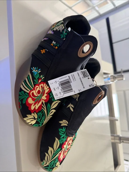 Embroidered Floral Slip-On Sneakers - Black