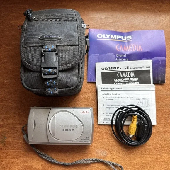 Olympus D-520 ZOOM 2.0 Megapixel Digital Camera‎ + Case + Accessories READ