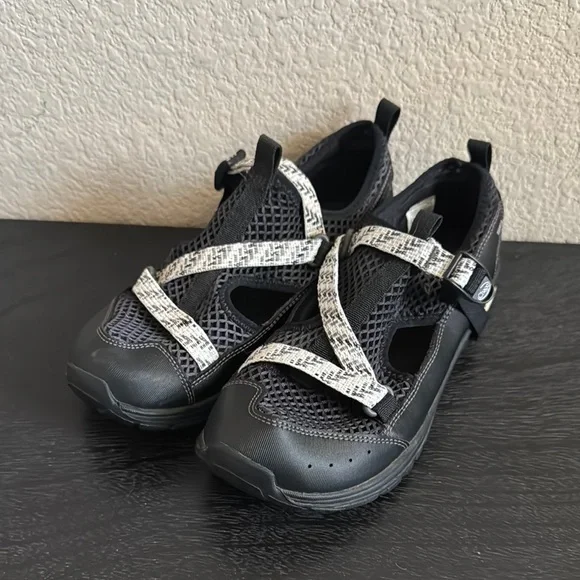 Chaco Odyssey‎ Black Kids/Youth Sneaker Sandals Size 6