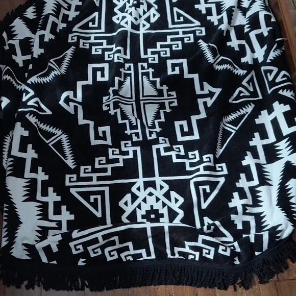 Round Heavyweight black and white beach towel with black fringe