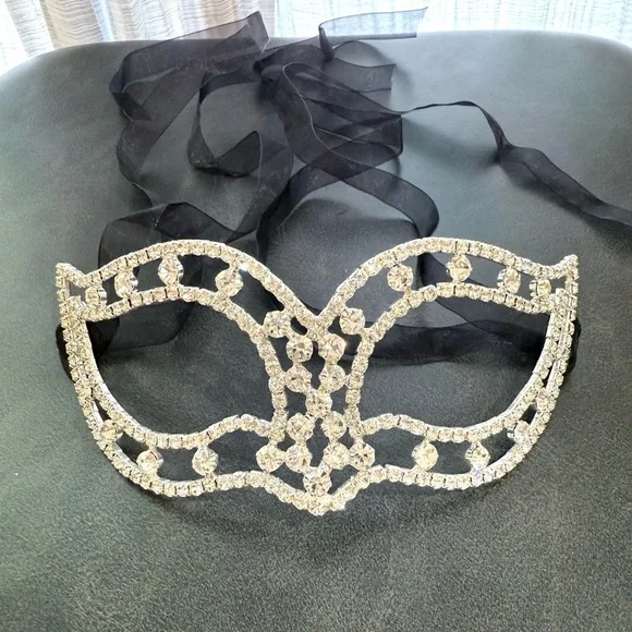 Elegant Crystal Masquerade Mask