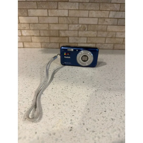 Kodak Easyshare V803 8 MP Digital Camera with 3xOptical Zoom (Cosmic Blue)