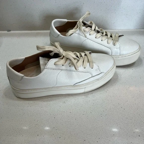 Soludos Sneakers Size 7.‎ Comfortable White Leather Shoes For jeans Or pants