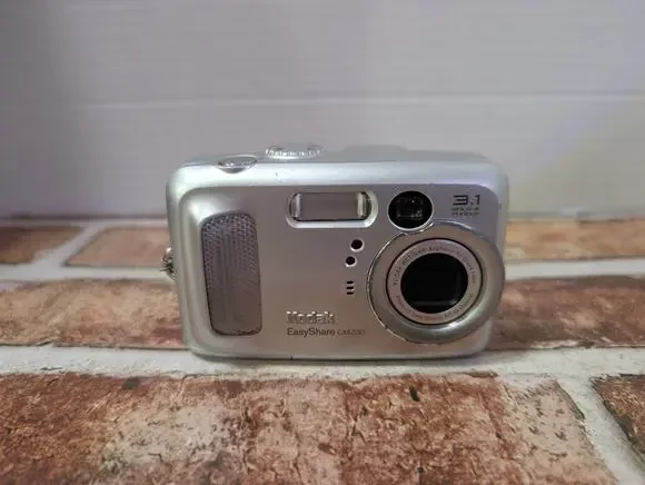 Kodak EasyShare CX6330 3.1MP Digital Camera - FOR PARTS - Does Not Power On