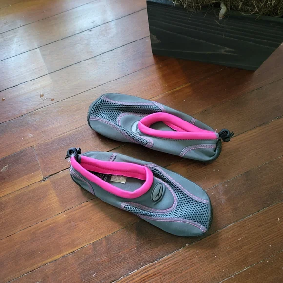 Kids gray and pink water shoe size M-L