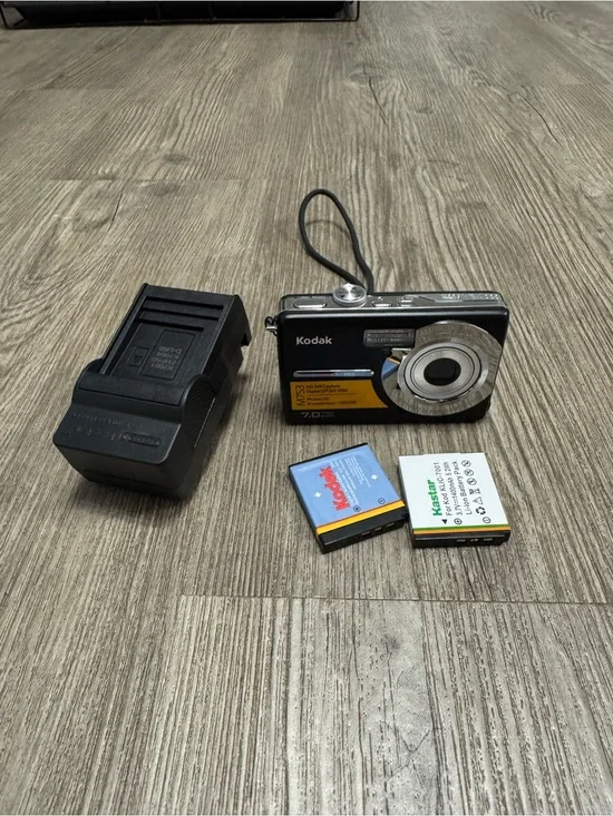 Kodak M753 EasyShare 7MP Digital Camera Black w/new Batt/Charger