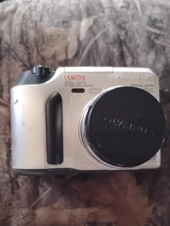OlympusCamedia C-720 Silver and Black Compact Digital Camera with Lens Cap