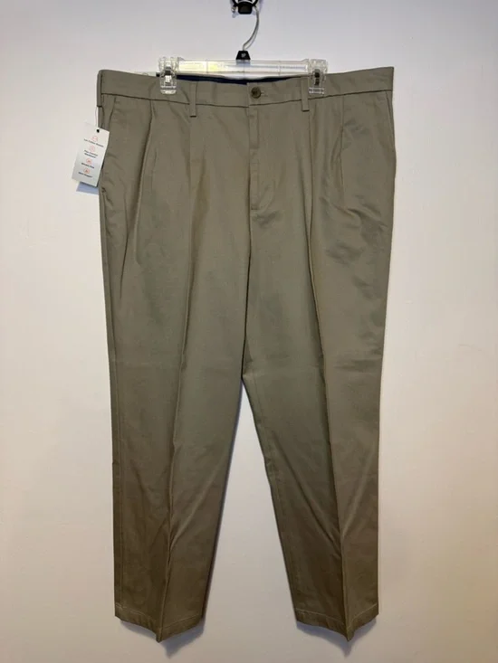 NEW DOCKERS Men’s 40 x 30 Flex Comfort Classic Fit Signature Khaki Pleated