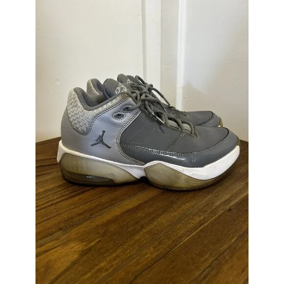 Jordan Max Aura Youth Size 5Y Sneaker Wolf Grey/Cool Grey-White DA8021-005