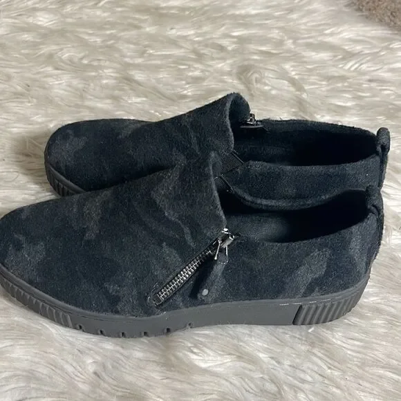Soul Naturalizer Sneakers Womens size 8.5 W Turner slip on faux fur camo Winter‎