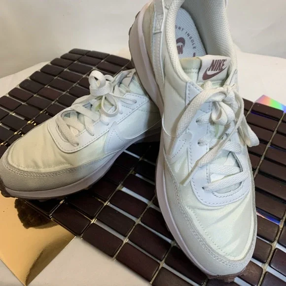 Women's Size 8.5- NIKE DAYBREAK White Sneaker with White Nike Swish‎ Back Pull