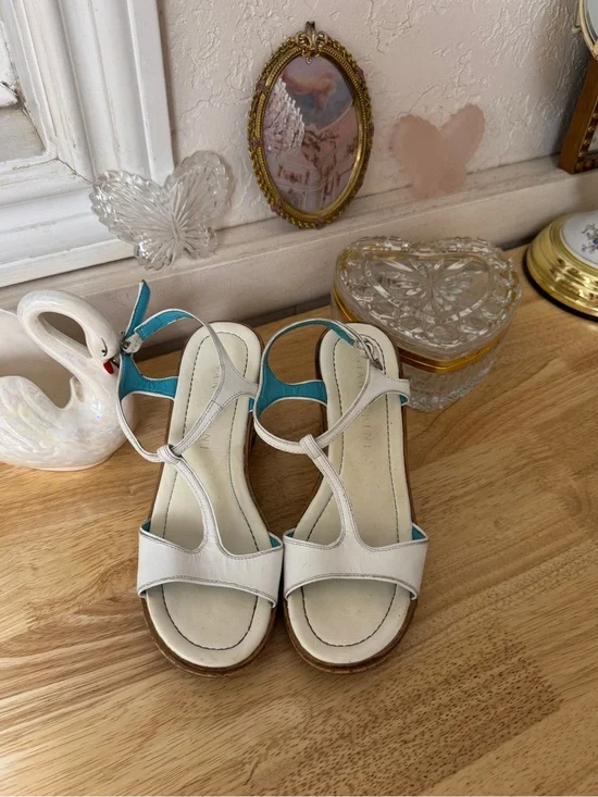 Dreamy Gianni Bini 2000s wedge sandals size 6 sleek strappy silhouette
