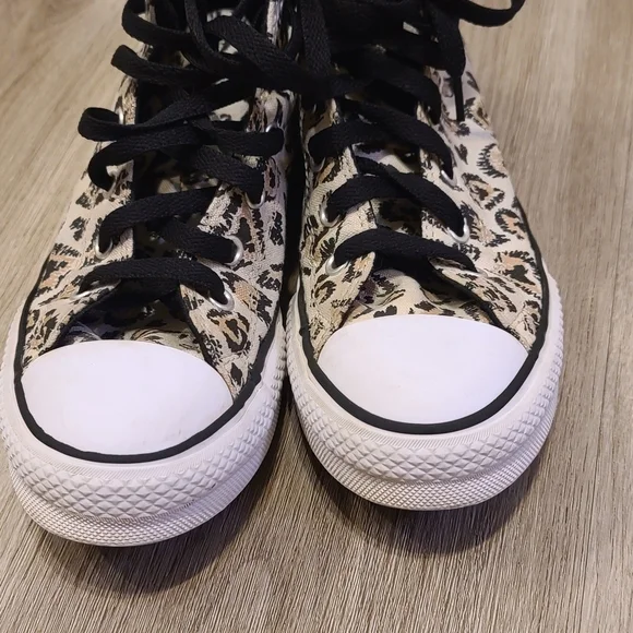 Converse For Juniors Or Kids Leopard Print Canvas Sneakers Size 4 Like New