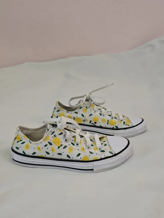 Converse Girl's Shoes Size: 1
