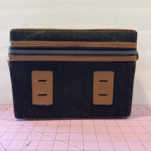 VINTAGE HARD‎ SHELL CAMERA CASE