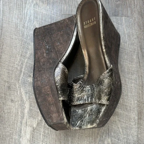 Stuart Weitzman Cadence Wedge Sandals Metallic Leather Cork Platform Sz 7‎ 1 / 2