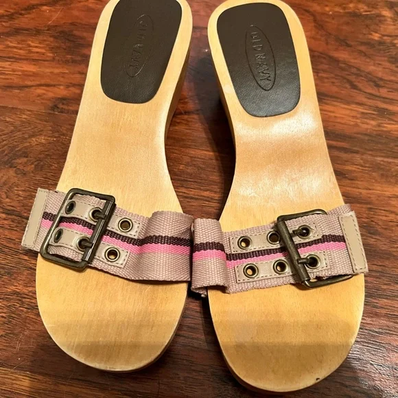 Old Navy wedge sandals, size 6