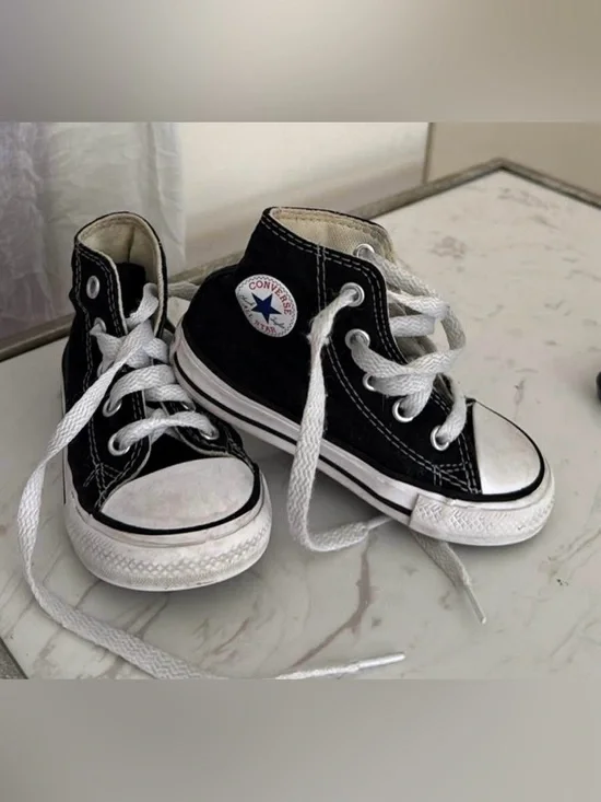 Toddler converse size 6C ￼