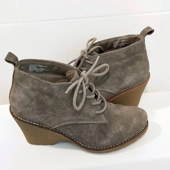 Suede wedges by White mountain