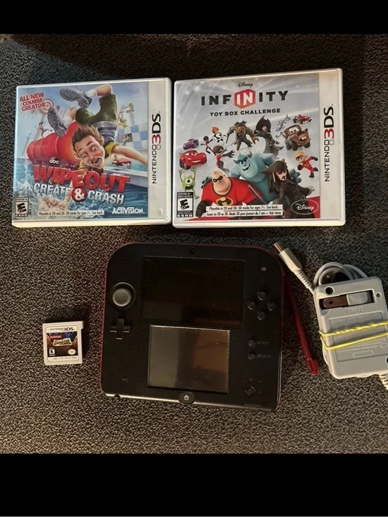 Nintendo 2DS Crimson Red edition. W/Games, Wipeout, Dr.Lautrec, charger, stylus