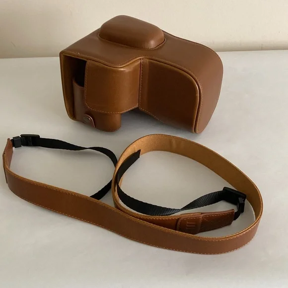 MegaGear MG1609 Ever Ready Leather Camera Case compatible with Canon EOS Rebel