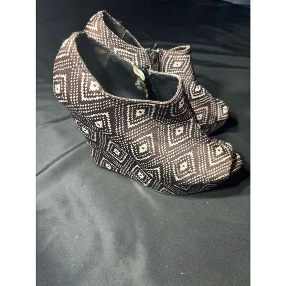 Cato Women’s Geometric Peep-Toe Wedge Booties - Black/White EPC Size 8
