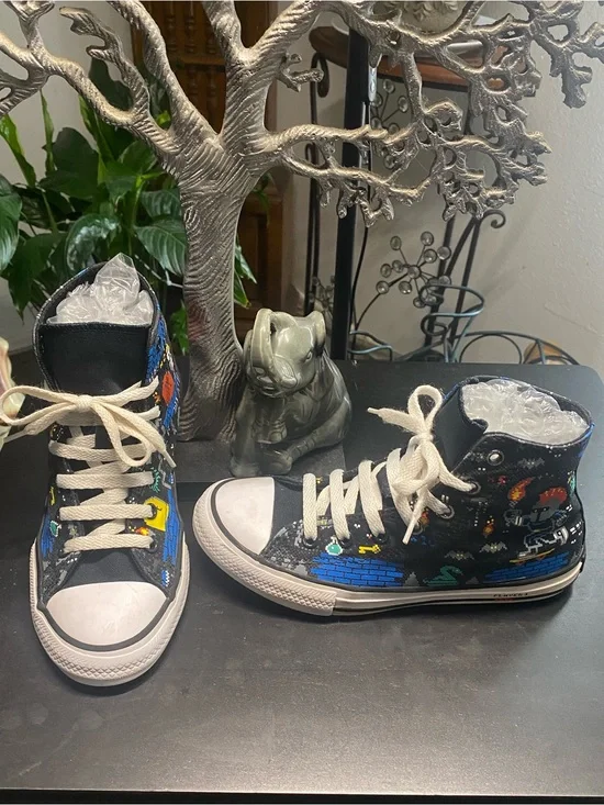 Converse Kids Black Space Print gamer High-Top Sneakers with White Laces. Size 3