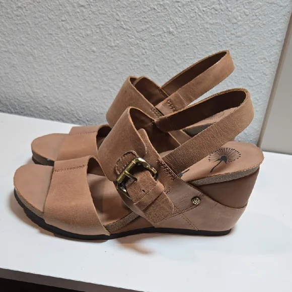 OTBT Overnight Women's Tan Leather Upper Wedge Sandals Size 7.5