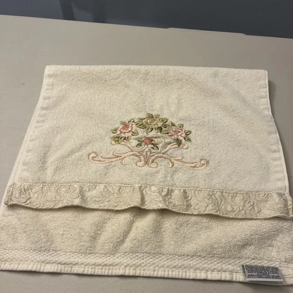 Avanti Ivory Rose Floral Hand‎ Towel Embellished Bath Decor Cottagecore