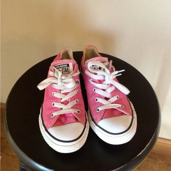 Pink low converse