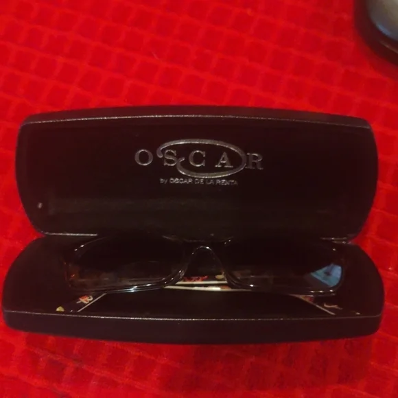 Vera Bradley frames in Oscar De La Renta case zz