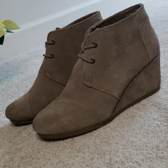 Tom's Kala suede wedge bootie Desert‎ Taupe lace-up