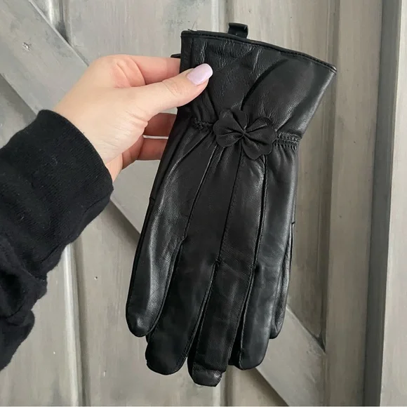 Women’s genuine leather black gloves bow detail‎ size M/L