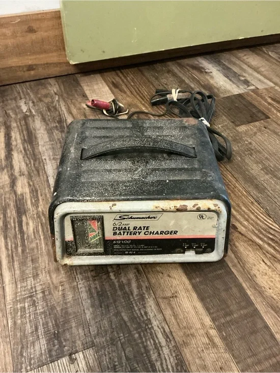 Schumacher 6/2 AMP Dual Rate 6/12 Volt Model SE-82-6 Battery Charger
