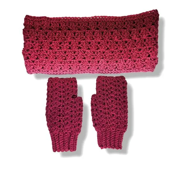 EUC Hand Knitted Infinity Ombre Cowl &‎ Fingerless Mitts Maroon