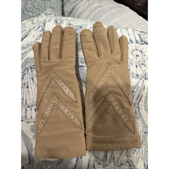 Vintage Aris Isotoner Tan Driving Gloves Stretch Nylon Spandex One Size