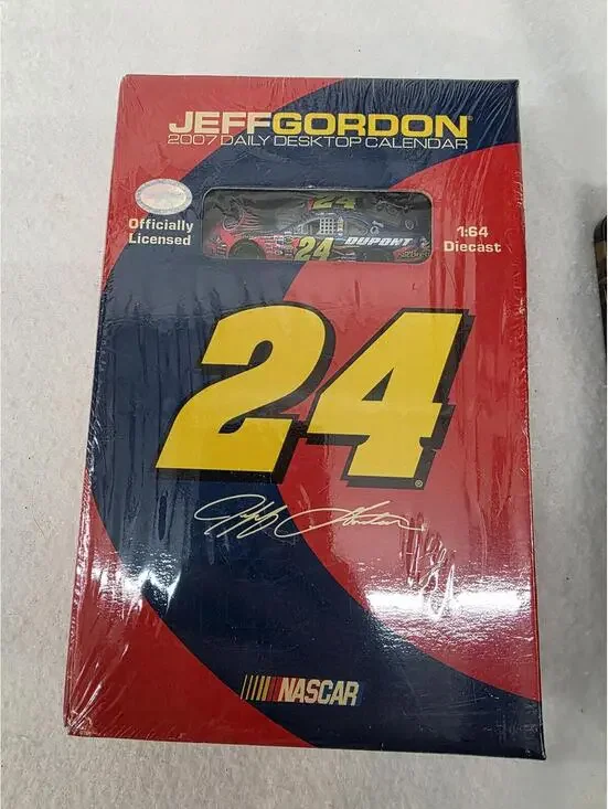 Jeff Gordon 2007 Daily Desktop Calendar with 1:64 Diecast NASCAR Car