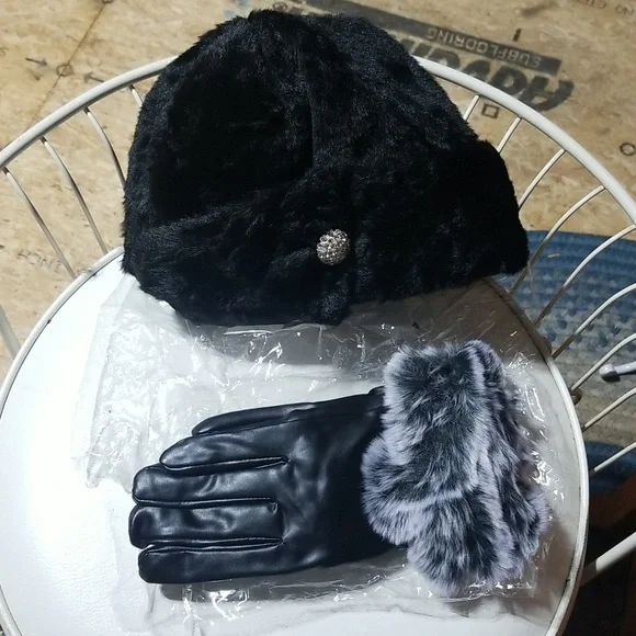 MEMORABLE LADY❣️Black faux fur Hat and black faux leather gloves duo.