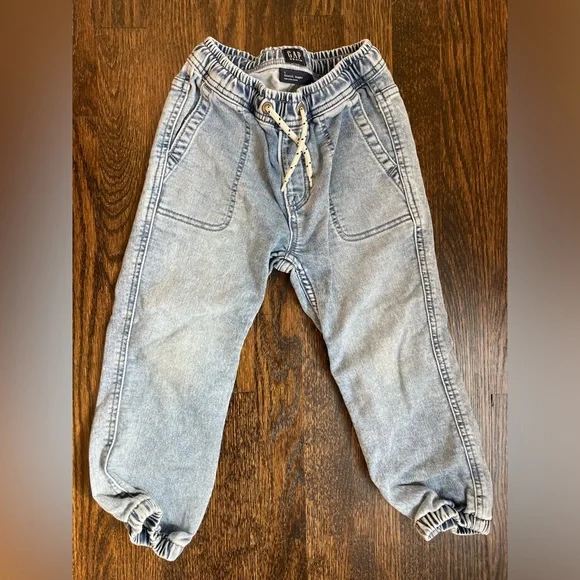 Size 5 Like New Condition Gap jeans