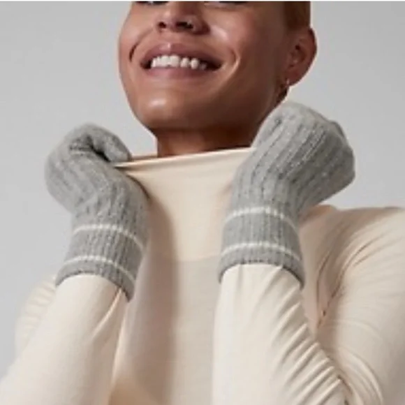 Athleta Daily Knit Gray & White Winter Gloves Size Medium - Large NWT Cozy Warm