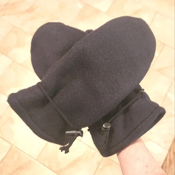 Macy's Black Fleece Toggle Mittens OS