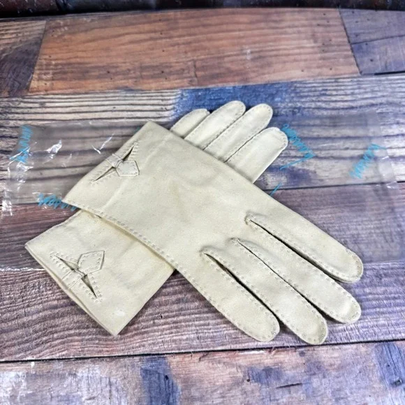 Vtg Shalimar Womens Sz 7.5 Cotton Formal Short Gloves Cut Out Accent Pale Yellow