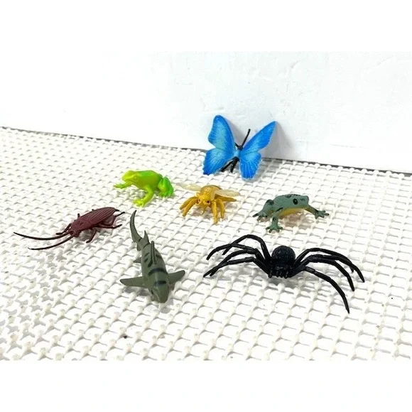Lot of 7 Plastic Insects, Animals, And Frogs Toy‎ Figurines 2