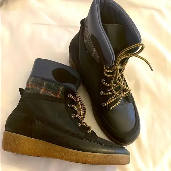 COOLWAY DARK BLUE ABD FLANNEL BOOTIES. NEW IN BOX